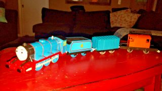 Thomas The Train Trackmaster Gordon W Tender & 2 Train Cars 2009 Gullane Hit Toy