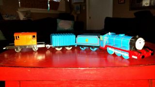 Thomas The Train Trackmaster GORDON w TENDER & 2 TRAIN CARS 2009 Gullane Hit Toy 2