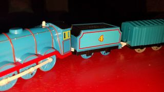 Thomas The Train Trackmaster GORDON w TENDER & 2 TRAIN CARS 2009 Gullane Hit Toy 3