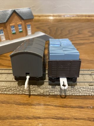 Thomas Trackmaster Train SC Ruffey Troublesome Trucks & Covered Boxcar Tomy 3