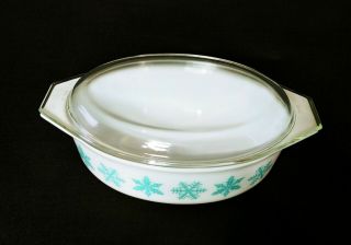 Vintage Pyrex Christmas Turquoise Blue Snowflakes On White Oval Casserole W/ Lid