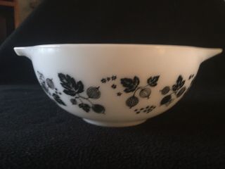 Vintage Pyrex Black And White Gooseberry Cinderella Mixing Bowl 2 1/2 Qt 443