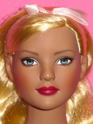 Tonner - Nude Basic Blonde American Model 22 " Fashion Doll W/ Stand