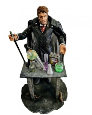 Dr.  Jekyll & Mr.  Hyde Diamond Select Figure With Lab