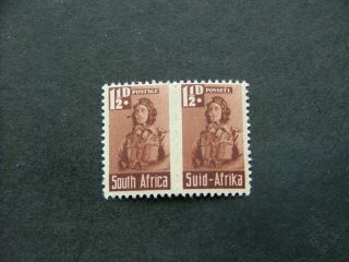 South Africa 1942 War Effort 1½d Red - Brown Um Pair With Ear Flap Flaw Sg99c