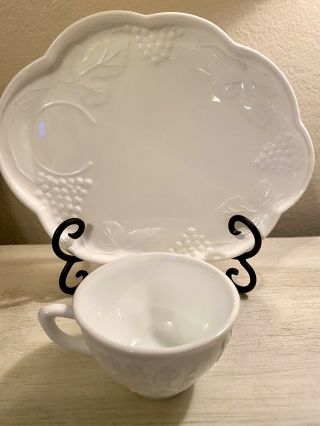 Vintage Set Of 4 Indiana Milk Glass Harvest Grape Luncheon Snack Plates And Cups