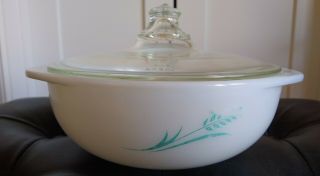 White Pyrex Bowl,  Blue Wheat Design Promotional 023 1.  5 Qt W Knob Lid B - X623 - C