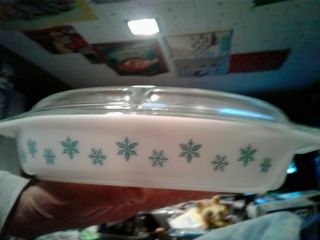 Vintage Pyrex Turquoise Snowflakes On White 1.  5 Qt Divided Oval Casserole W/lid