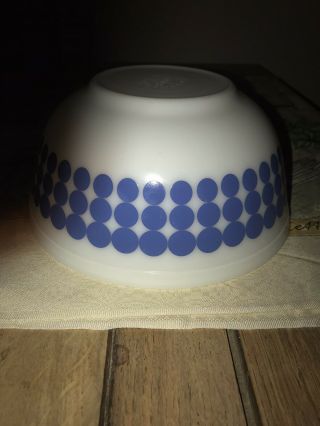 2 1/2 Quart pyrex Mixing Bowl Blue Polka dot 3