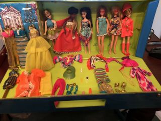 Vintage Dawn And Her Friends Doll Case With 6 Dolls Clothes/accessories.