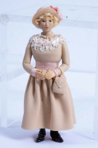 Dollhouse Miniatures 1/2 " Scale Porcelain Lady Doll In Pink Dress