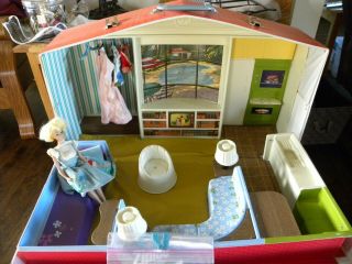 Vintage 1965 Barbie & Skipper Deluxe House W/outfits Accesories