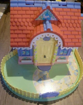 Lucy Locket Dream Cottage with Lucy,  Polly Pocket and Accessories 1994 2