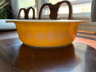 Vintage Pyrex Butterfly Gold 1.  5 Qt Casserole Dish 043 Yellow White