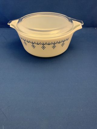 Pyrex 1 ½ Pt Covered Casserole White With Blue Snowflake Garland 472 & Lid