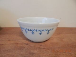 Vintage Pyrex White Blue Snowflake Garland Medium Mixing Bowl 402 1 1/2 Qt White