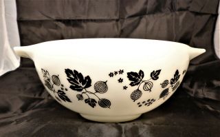 Vintage Pyrex Gooseberry Cinderella Bowl 2 ½ Quart Size - Black And White