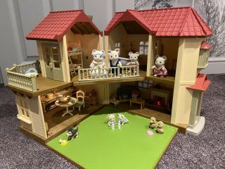 Sylvanian Families Beechwood House With Furniture And Figures