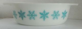 Vintage Pyrex Oval 1 1/2 Qt Casserole Snowflake Turquoise On White 043