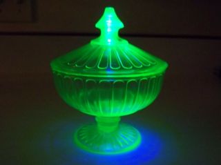 Vintage Green Depression Uranium Vaseline Glass Pedestal Candy Dish W/ Lid