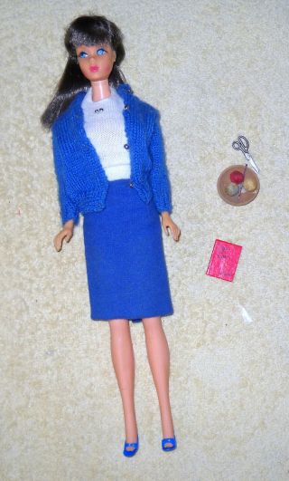 Stunning High Color Vintage Brunette Tnt Barbie Doll W/vintage Knitting Pretty