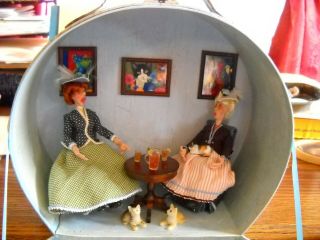 Dollhouse Miniature Travel Case / Hat Box Roombox With 2 Sisters 1:12 Scale