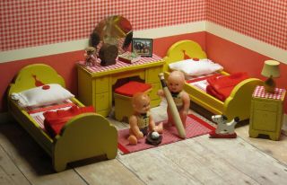 Strombecker 8 Piece Bedroom Set W/ Dolls Vintage Wooden Dollhouse Furniture 1:16