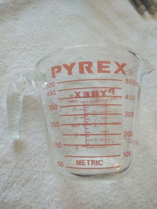 Pyrex 516 Vintage Glass Measuring Cup w/D - Handle - Red Lettering - 2 cup/16 oz 2