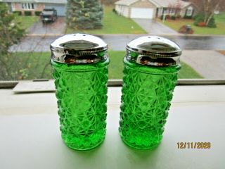 Vintage L E Smith Daisy & Button Emerald Green Salt & Pepper Shakers