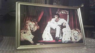 Elvis Presley " The King " Sitting On His Throne Surrounded By Lion 