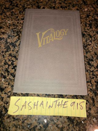 Vitalogy - E.  H.  Ruddock Pearl Jam Book Usa 1 - 55709 - 404 - 7 Applewood Books 1995