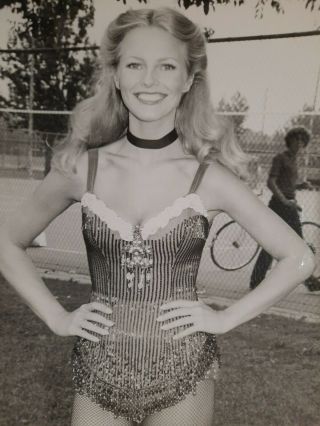 Cheryl Ladd 8x10 Candid Photo On The Set Of Charlie ' s Angels 