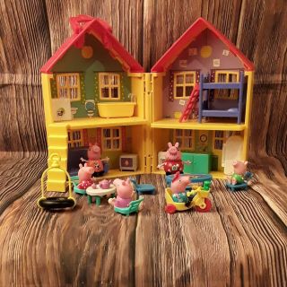 Peppa Pig Yellow Red Deluxe Carry Along Play House Set Furniture & Figures