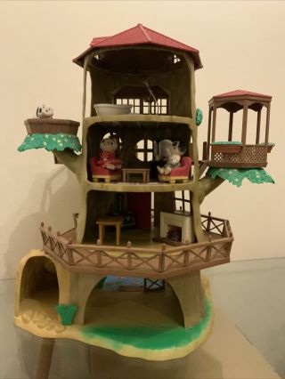 Sylvanian Families Old Hollow Oak Tree House With Plenty Of Furniture & Figures. 2