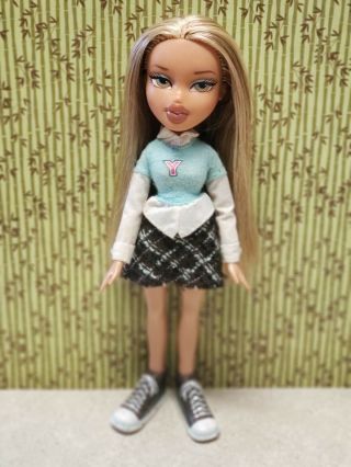 BRATZ doll Class Back to School Cloe in clothes and shoes 2