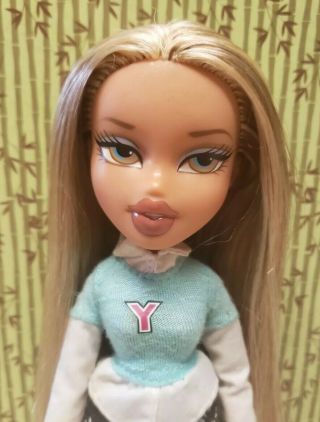 BRATZ doll Class Back to School Cloe in clothes and shoes 3
