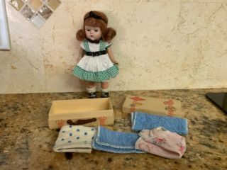 7 1/2” Vogue Strung Straight Leg Ginny In Untagged Ginny Outfit W/suitcase