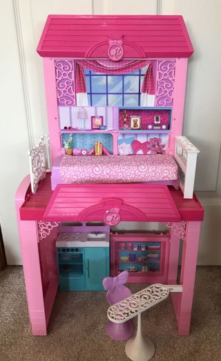 Barbie Glam Vacation House 2011 (pre - Owned)