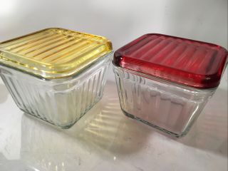 Set Of 2 Vintage Ribbed Clear Glass Refrigerator Dish With Red And Yellow Lids