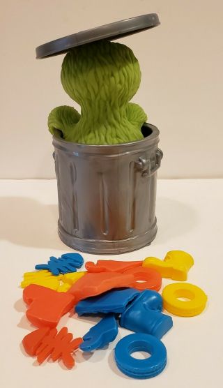 1988 Vintage Oscar the Grouch Sesame Street Don ' t Tip The Trash Can Toy Game 2