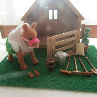 Sylvanian Families - Vintage Stable With Pony And Accessories