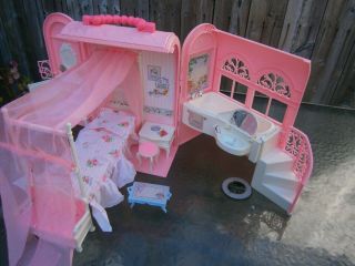 Barbie Folding House Fold & Go Travel Carry Case with Bedroom & Bath 1998 Mattel 3