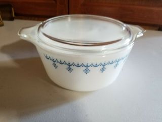 Vintage Pyrex 1.  5 Qt.  White With Blue Snowflake Garland Casserole Bowl With Lid 3