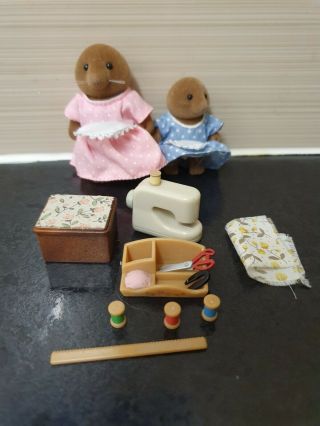 Sylvanian Families Sewing With Mother Set