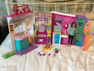 Barbie Mattel Fold Up House - Vet Clinic & Doll With Animals