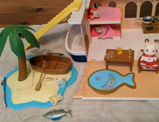 Calico Critters Seaside Cruiser House Boat & Island With Hopscotch & 2 Babies