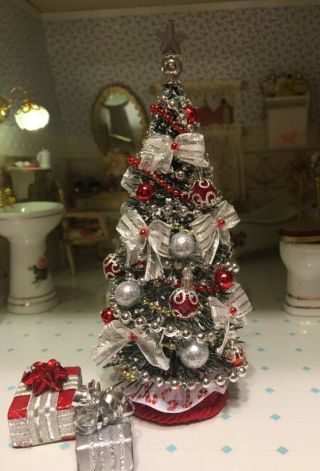 Dollhouse Miniature Christmas Tree With 2 Gift Packages