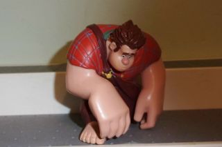 Disney Wreck It Ralph Kneeling Figure Toy 3.  5” Inch Cake Topper Pvc