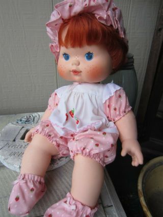 Vintage 1982 American Greeting Co Strawberry Shortcake Blow A Kiss 13 " Baby Doll
