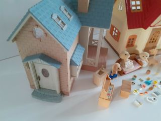 SYLVANIAN FAMILIES BLUEBELL HOUSE & COSY COTTAGE WITH ITEMS AND FIGURES 2